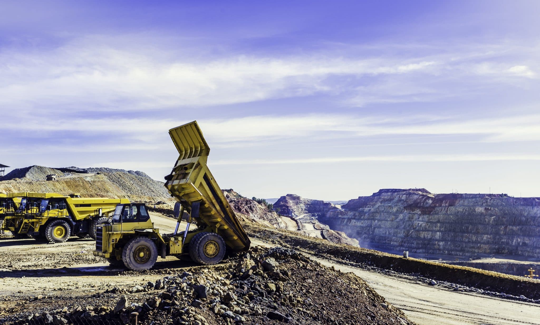 caminhões de mineração em Minas Gerais em uma mina a céu aberto