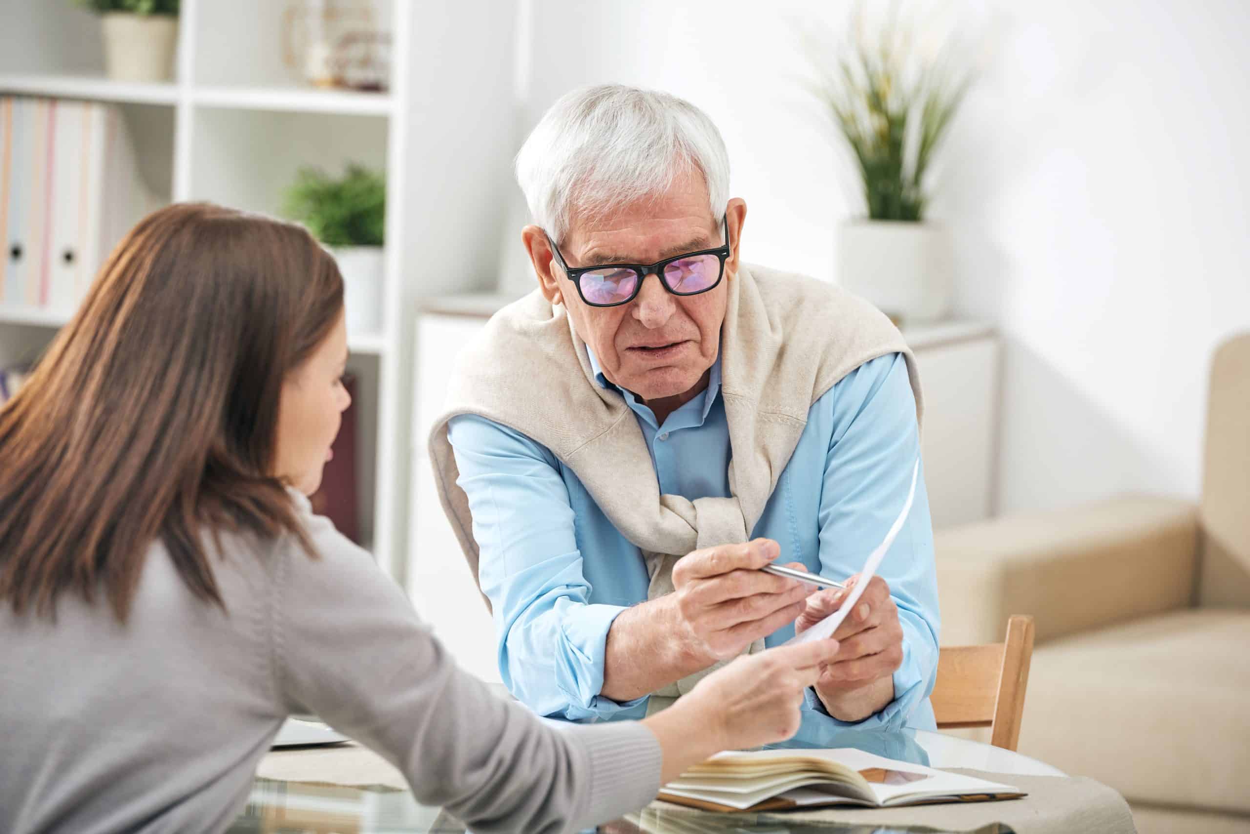 Elderly individuals receive guidance on INSS benefits in Brazil, highlighting the importance of support in accessing social security rights. It reflects planning and security in retirement.