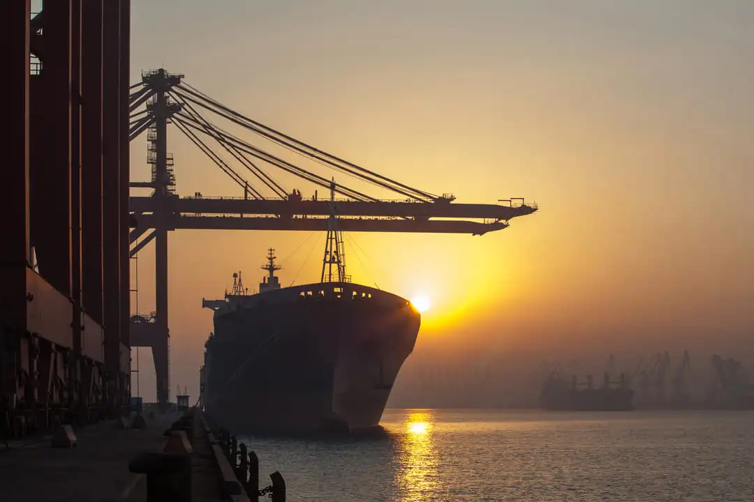 A cargo ship docks at a port illustrating the crucial role of a customs broker in Brazil in managing imports and exports with full compliance.